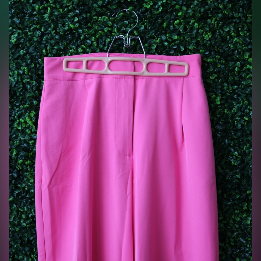 Bubble Gum Pink Dress Pants
Brand: Cloud Ten
Condition: New w/ tags
Size: M